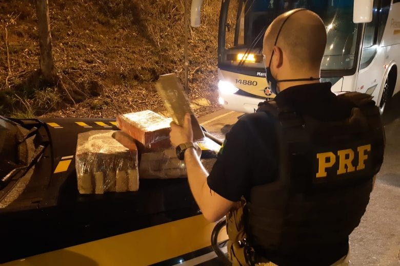 PRF prende passageiro transportando 21kg de maconha na BR 381