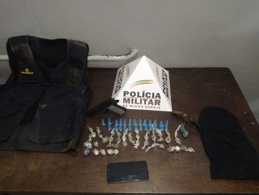 Homem é preso com réplica de arma