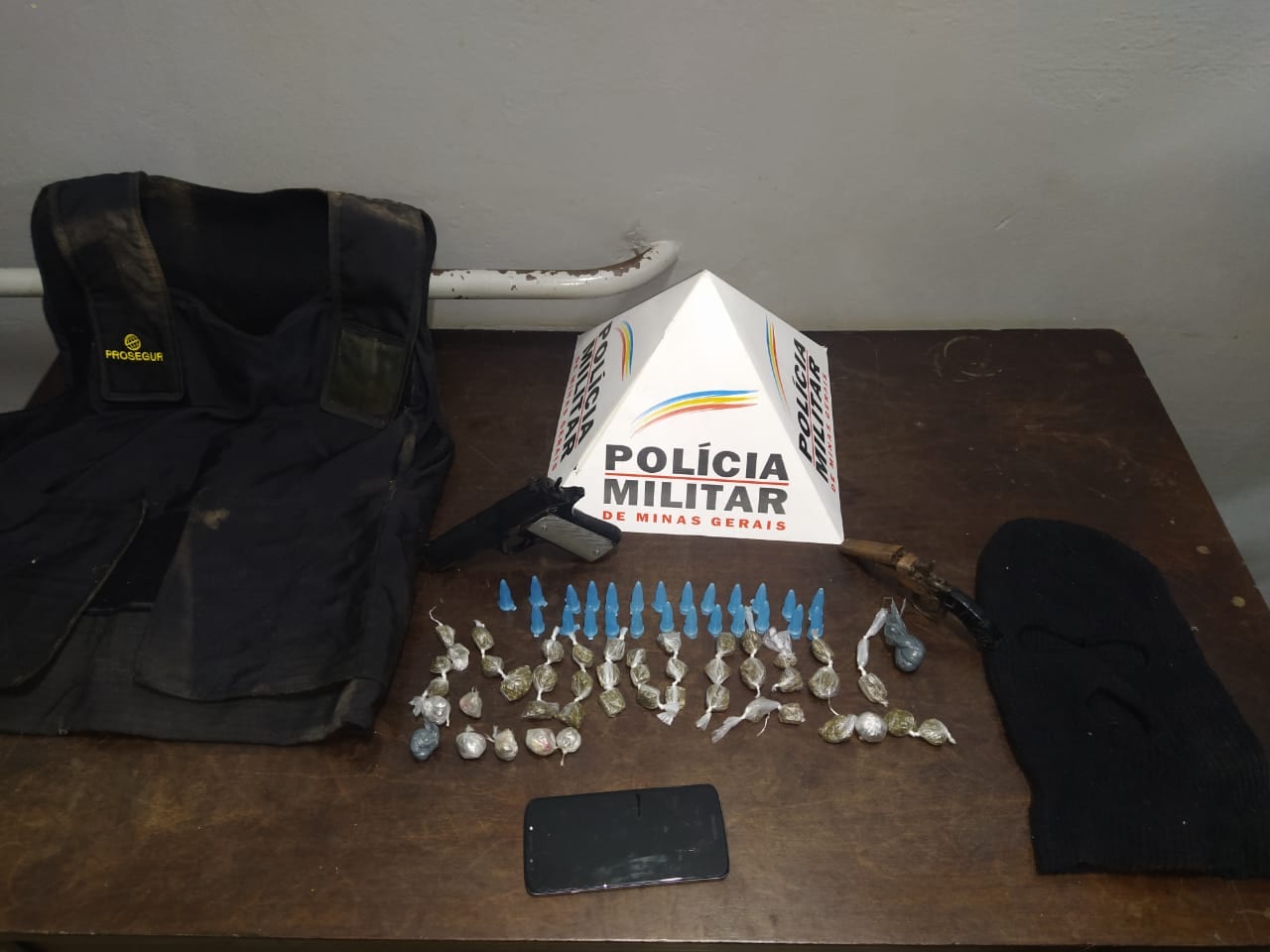 Santa Bárbara: Polícia Militar prende homem por tráfico e apreende arma