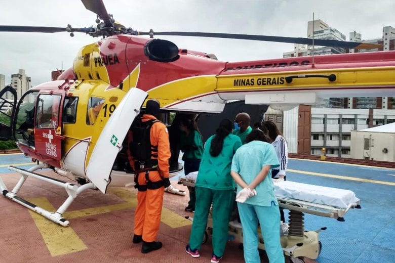 Motociclista é socorrido de helicóptero após acidente em trilha