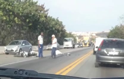 Motociclista morre ao colidir contra carreta na BR-381