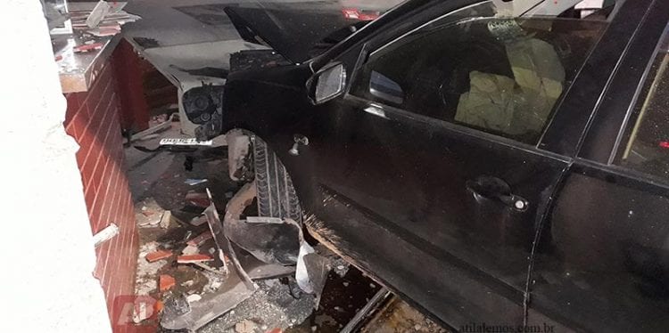 motorista-invade-residencia-com-carro-e-e-preso-por-embriaguez