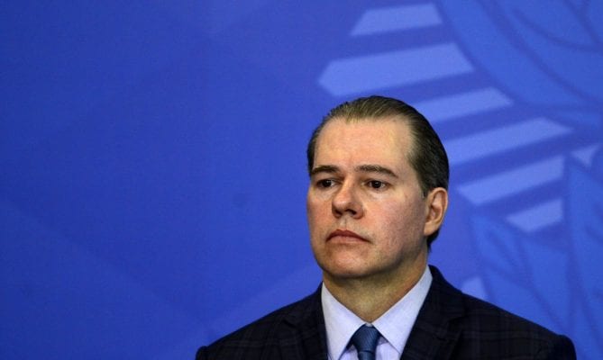 Ministro testa positivo