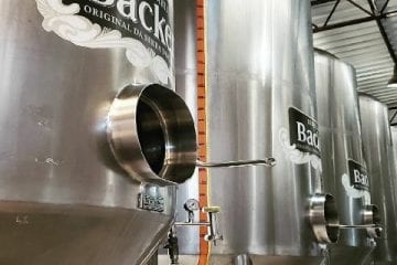 Ministério Público cumpre mandados contra sócios da Cervejaria Backer