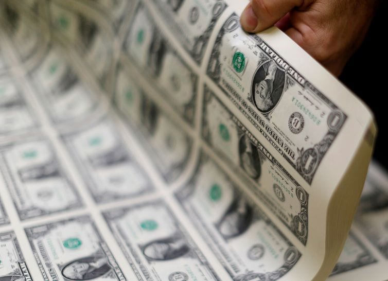 Dólar fecha praticamente estável a R$ 5,60