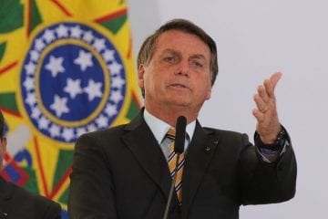 Bolsonaro sobre início de vacinação no mundo: ninguém me pressiona para nada