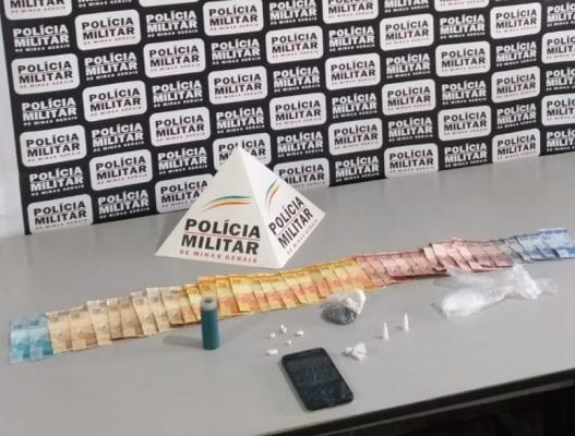 Polícia Militar prende homem dentro de casa com diversas drogas
