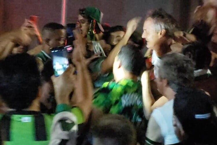 Nos braços da torcida, Lisca comemora classificação do América na Copa do Brasil e desrespeita protocolo de segurança Nos braços da torcida, Lisca comemora classificação do América na Copa do Brasil e desrespeita protocolo de segurança