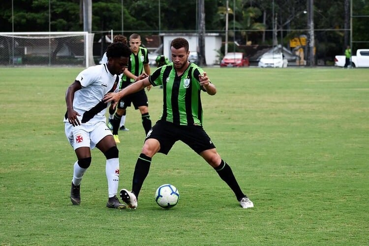 Jovem lateral do América é monitorado por Benfica, Schalke 04 e Werder Bremen Jovem lateral do América é monitorado por Benfica, Schalke 04 e Werder Bremen