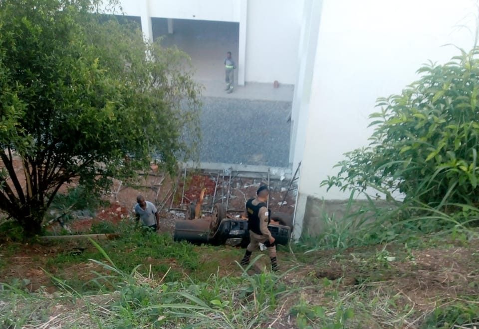 Carro cai no terreno de creche em Conceição do Mato Dentro