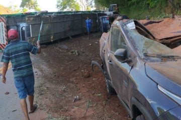 Carreta cegonheira tomba na BR-381 em Nova Era