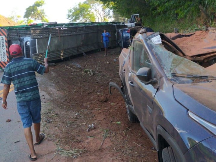 Carreta cegonheira tomba na BR-381 em Nova Era