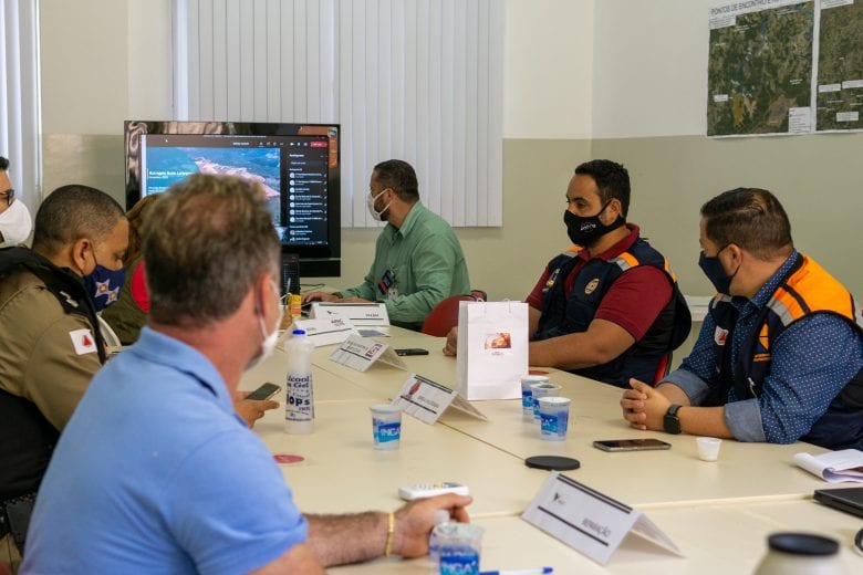 Autoridades se reúnem para definir o futuro dos moradores de Laranjeiras