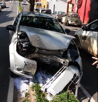 motorista perde controle de carro