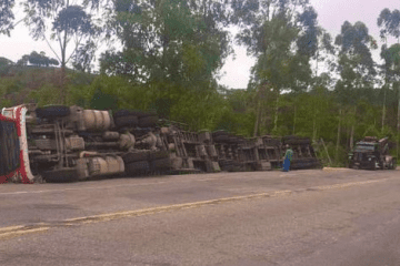 Carreta tomba e deixa o trânsito lento na BR-381, em Monlevade