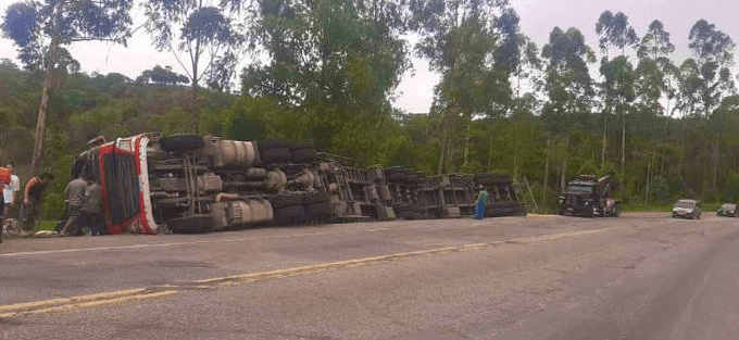 Carreta tomba e deixa o trânsito lento na BR-381, em Monlevade