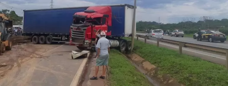 Carreta fica em “L” e interrompe fluxo na BR-040