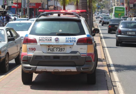 colisao-entre-carro-e-moto-deixa-ferido-na-avenida-joao-pinheiro
