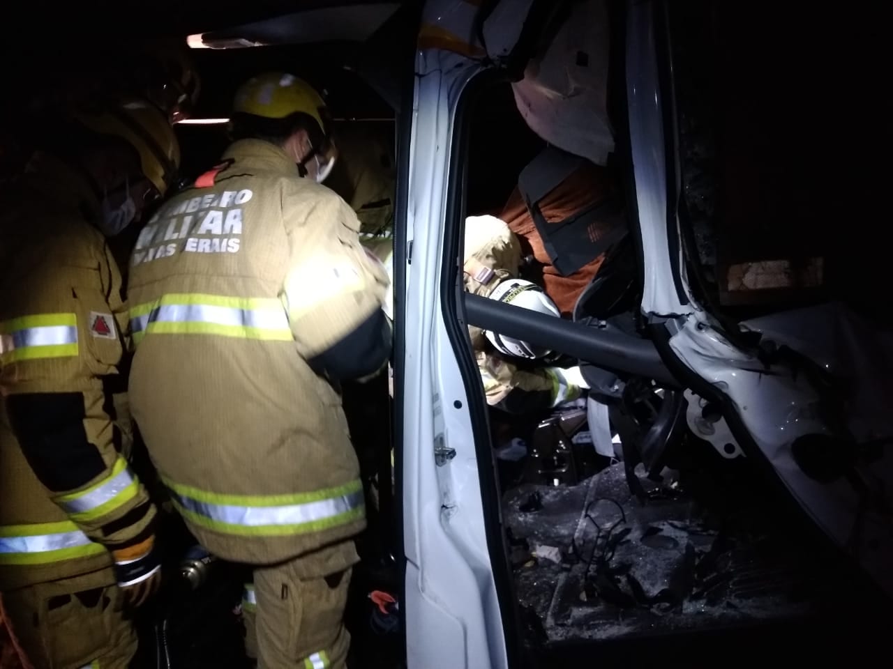 Motorista de Van morre ao bater na traseira de caminhão na BR 356