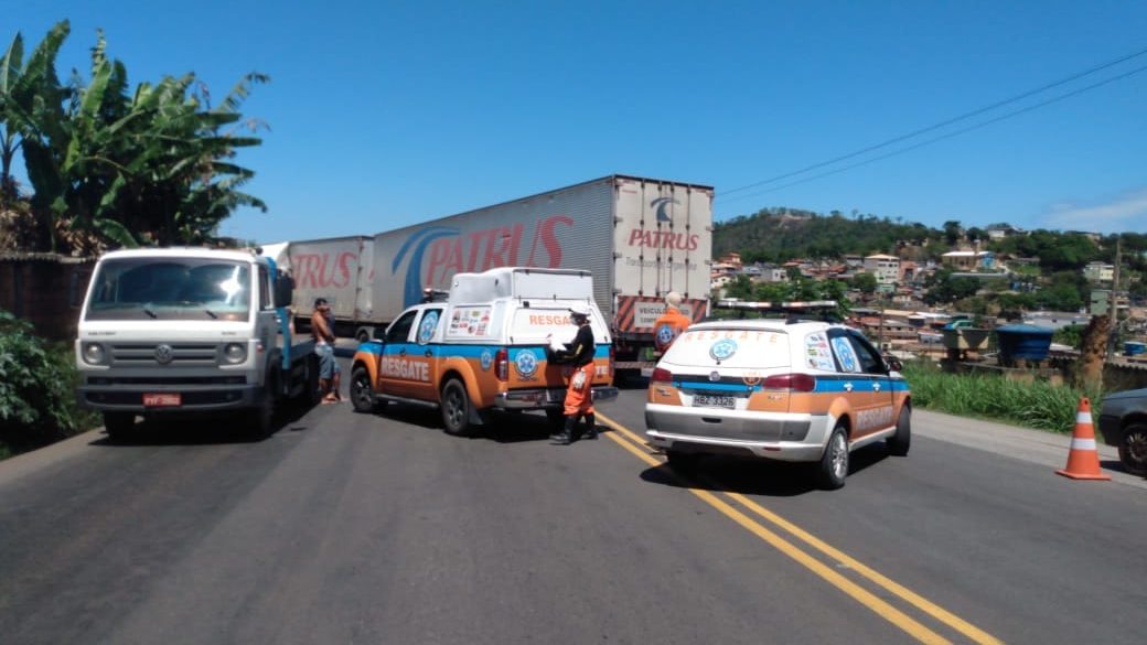 Carreta em “L” deixa fluxo lento na BR-381