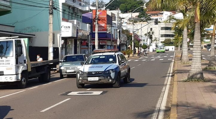 monza-e-furtado-apos-ser-estacionado-na-rua-dona-modestina