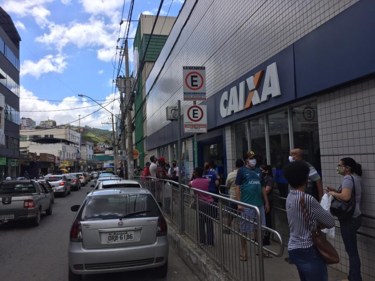 Fila extensa na Caixa Econômica de Monlevade nesta quinta (05)