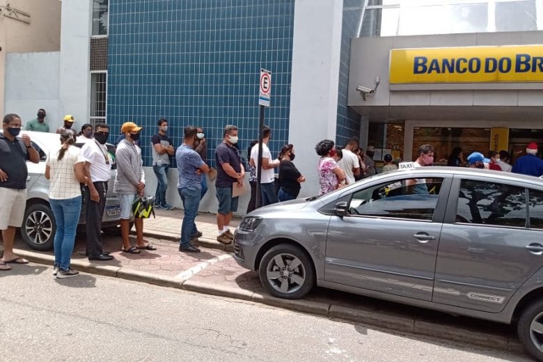 Filas lotadas: a sexta-feira (6) em Itabira começou movimentada