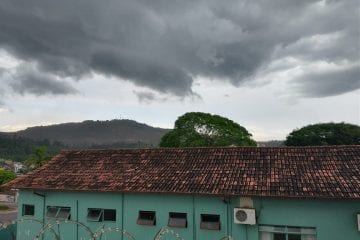 Semana começa com chuva de granizo em Itabira