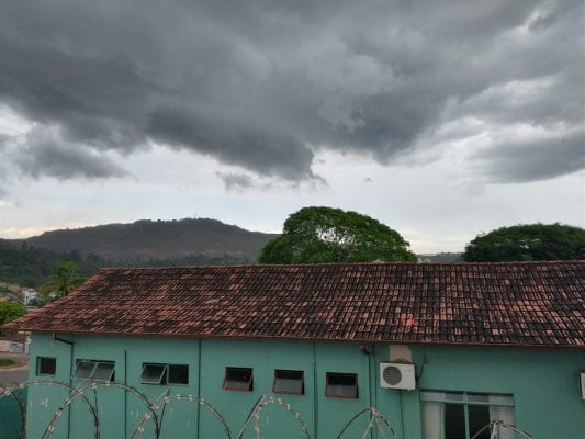 Semana começa com chuva de granizo em Itabira