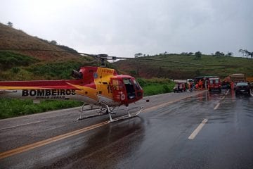 Motorista de ônibus é socorrido de helicóptero após acidente na BR-381