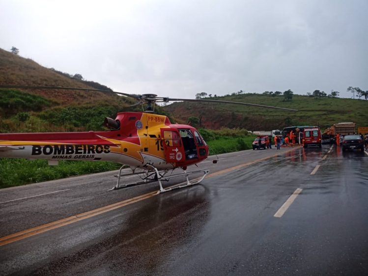 Motorista de ônibus é socorrido de helicóptero após acidente na BR-381