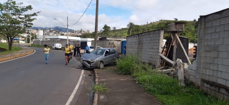 mesaria-bate-carro-contra-muro-na-avenida-li-guerra