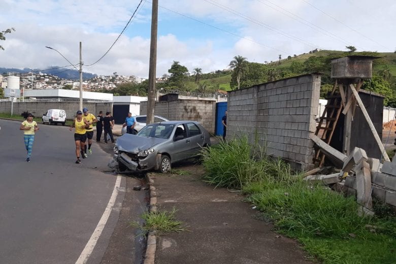 Mesária bate carro contra muro na avenida Li Guerra