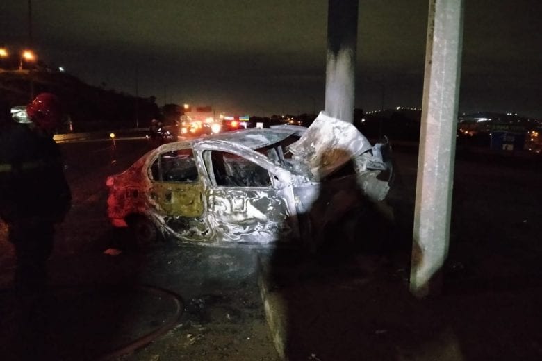 Motorista morre carbonizado após colidir contra um poste na MG-010