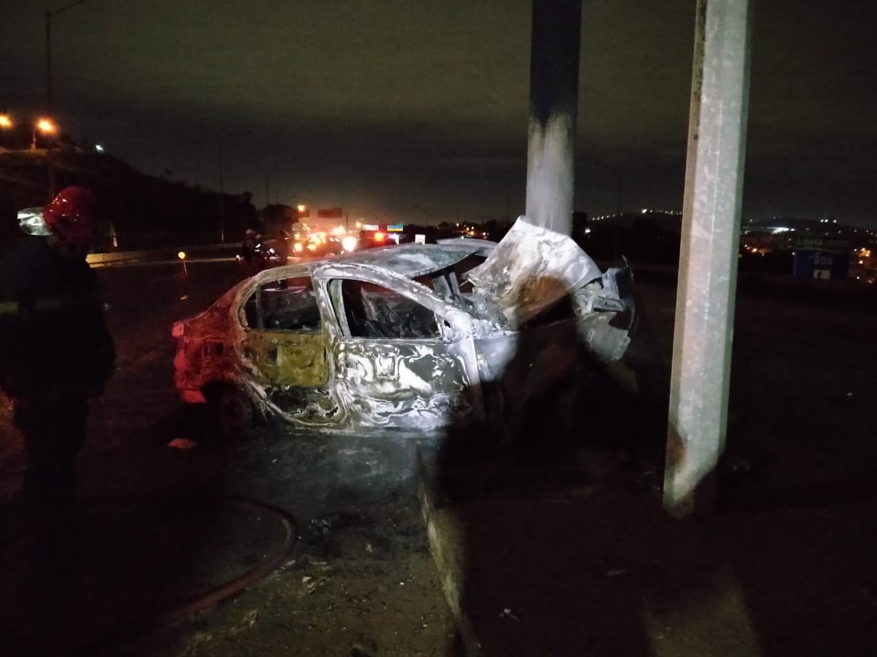Motorista morre carbonizado após colidir contra um poste na MG-010
