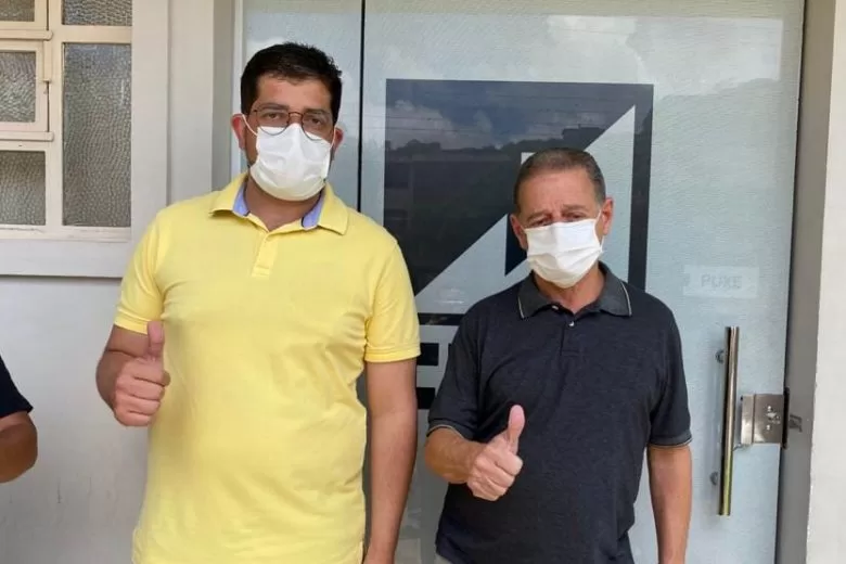 Candidato à reeleição, Ronaldo Magalhães vota em Itabira