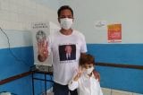 Acompanhado do filho, Marco Antônio vota em Ipoema