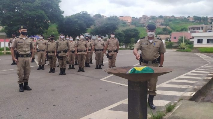policia-militar-realiza-solenidade-em-comemoracao-ao-dia-da-bandeira