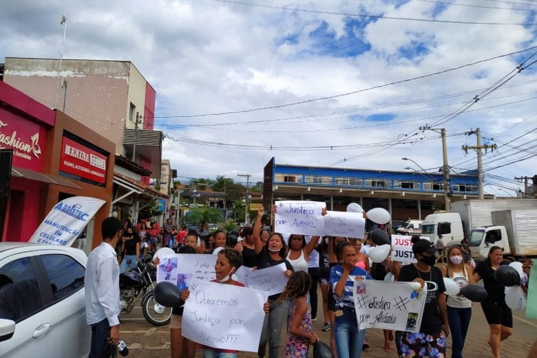 Amigos e familiares de jovem assassinado em Santa Bárbara fazem manifestação e cobram Justiça