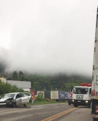 Dois carros batem na BR-381 e deixa trânsito parado na entrada de Monlevade