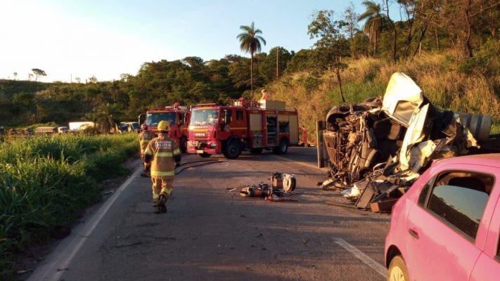 Acidente envolvendo carretas deixa uma vítima fatal na BR-381