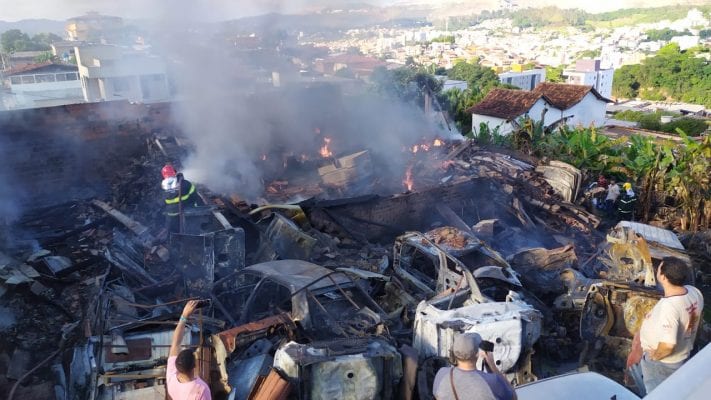 incendio-em-deposito-de-veiculos-mobiliza-bombeiros-em-itabira