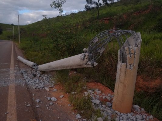 motorista-e-socorrido-apos-colidir-contra-poste-na-mgc-120