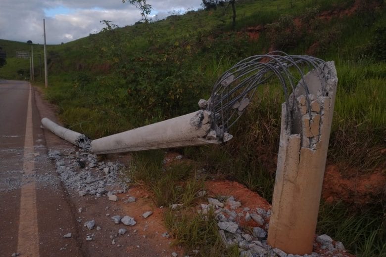 Motorista é socorrido após colidir contra poste na MGC-120