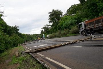 Queda de postes interdita a BR-381 na altura de Ipatinga