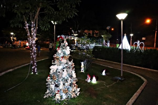 Conceição do Mato Dentro enfeita a Praça da Saudade para o Natal