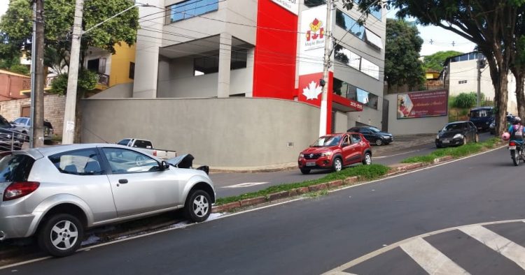 motorista perde controle de carro em Itabira