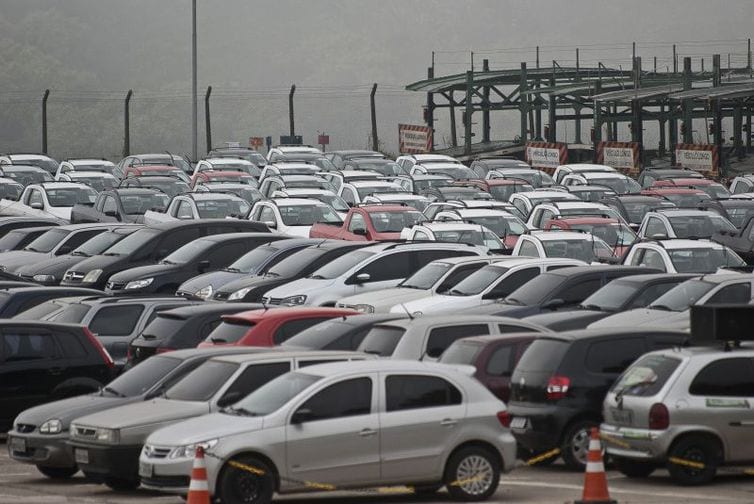 Emplacamento de automóveis e de veículos leves tem queda de 17,85%