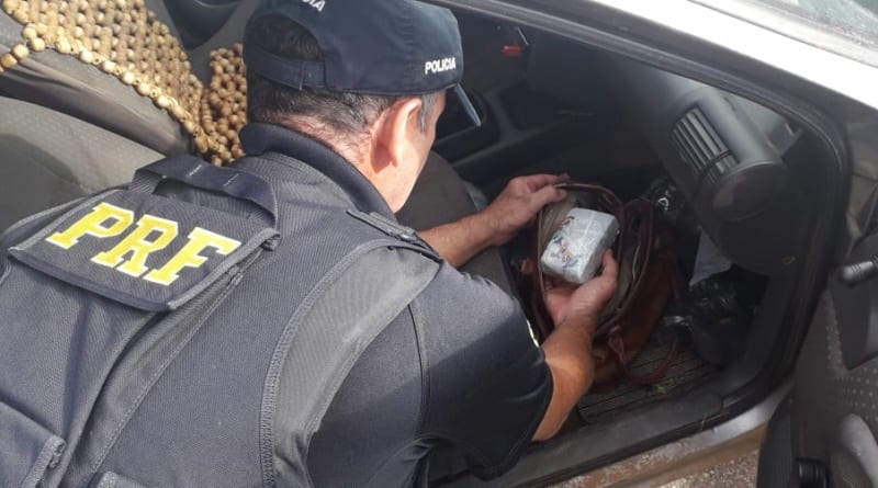 PRF apreende 350 gramas de maconha com casal em Muriaé