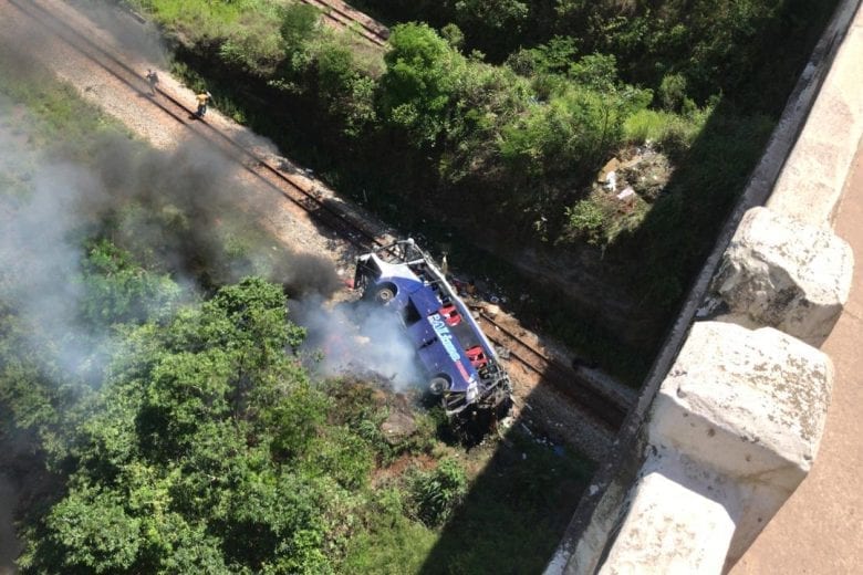 Com crianças viajando de colo, ônibus que despencou da ponte torta levava 48 pessoas